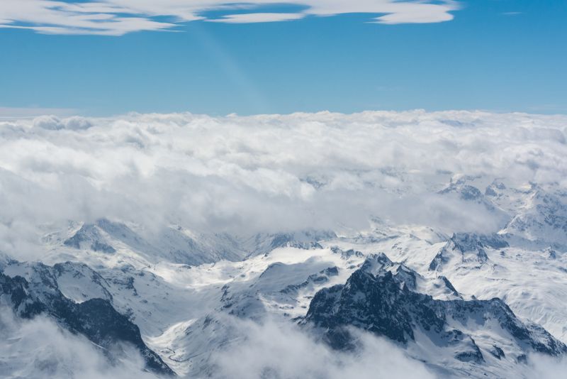 Blick aus dem Segelflugzeug über die verschneiten Alpen